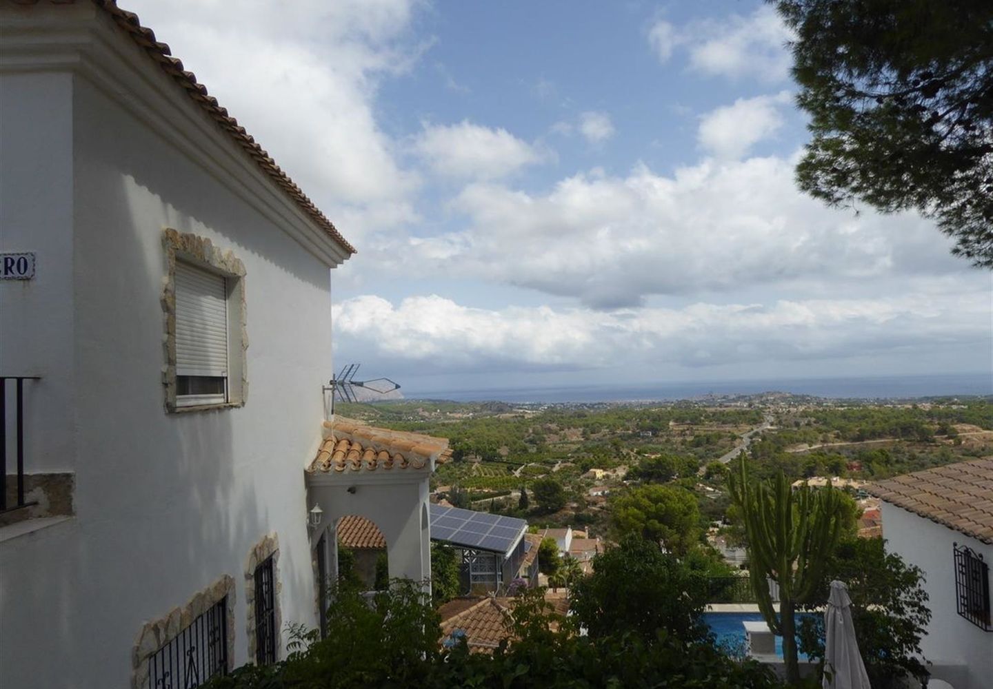 CASALINA ESPANA stelt te koop gerenoveerde(2012)villa van 90 m² op een terrein van 350 m² in La Nucia, Costa Blanca Noord, met panoramisch zicht, gekend van het prachtige oud dorpscentrum van La Nucia met zijn Plaza Mayor, de kerk van de 18de eeuw, de o
